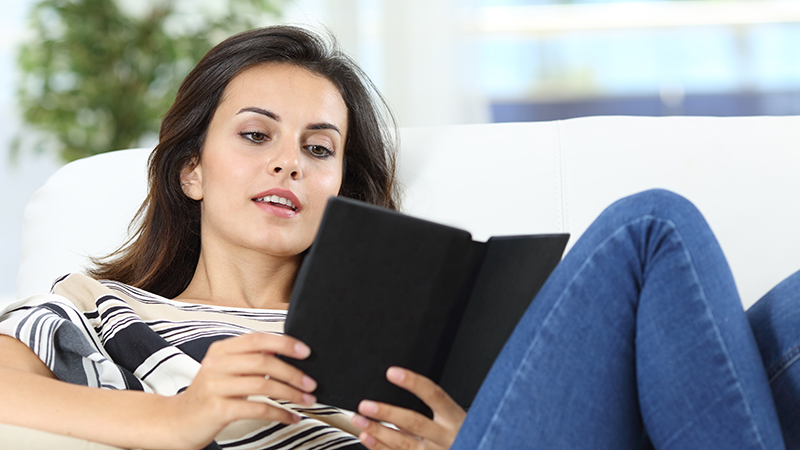 ragazza che legge ereader